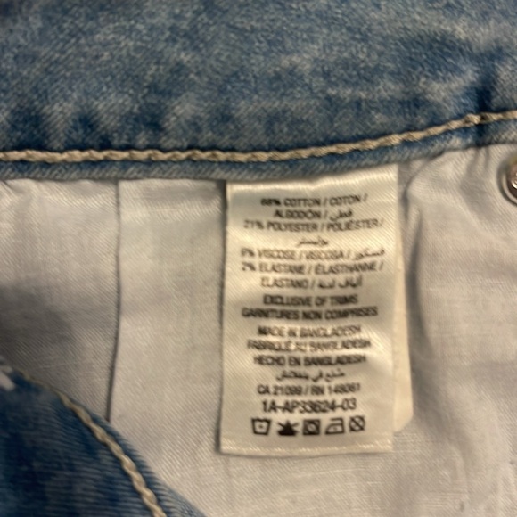 Eighty Two - medium wash blue jean shorts - lacy embroidery - size 11 - Picture 4 of 4